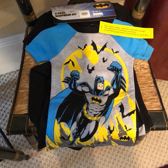 Batman 4 pieces sleepwear set. DC comics - Picture 2 of 5
